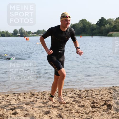 15.06.2025 - 27. Vierlanden-Triathlon Lena Gebhardt http://msf.ph/oto/8046690 15.06.2025 08:43:33 Schwimmen 32, 65, 74, 148 meine-sportfotos.de