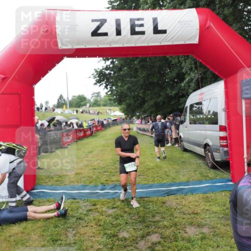 21.06.2025 - 27. Vierlanden-Triathlon MichiJ http://msf.ph/oto/8046691 15.06.2026 14:05:16 Ziel 228, 941 meine-sportfotos.de