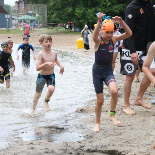 21.06.2025 - 27. Vierlanden-Triathlon Lena Gebhardt http://msf.ph/oto/8046692 15.06.2025 15:01:45 Schwimmen  meine-sportfotos.de