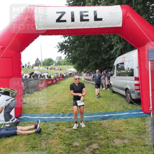 21.06.2025 - 27. Vierlanden-Triathlon MichiJ http://msf.ph/oto/8046693 15.06.2026 14:05:16 Ziel 228, 941 meine-sportfotos.de