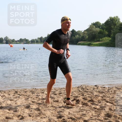 15.06.2025 - 27. Vierlanden-Triathlon Lena Gebhardt http://msf.ph/oto/8046694 15.06.2025 08:43:34 Schwimmen 32, 65, 74, 148 meine-sportfotos.de