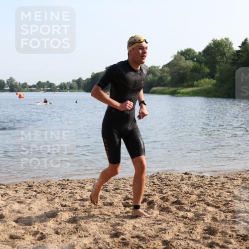 15.06.2025 - 27. Vierlanden-Triathlon Lena Gebhardt http://msf.ph/oto/8046698 15.06.2025 08:43:34 Schwimmen 32, 65, 74, 148 meine-sportfotos.de