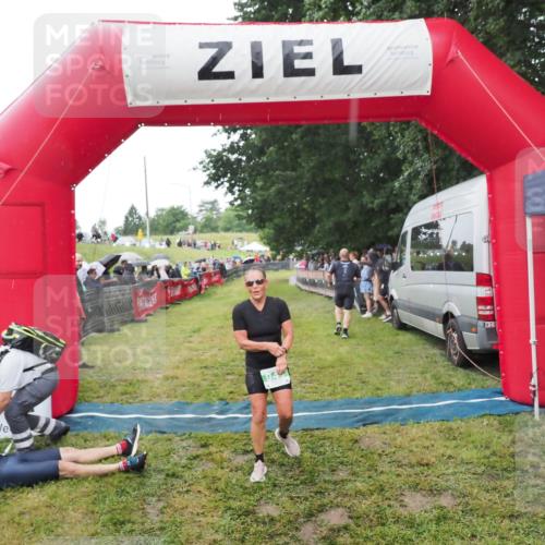 21.06.2025 - 27. Vierlanden-Triathlon MichiJ http://msf.ph/oto/8046699 15.06.2026 14:05:16 Ziel 228, 941 meine-sportfotos.de
