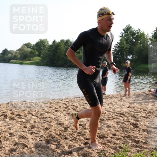 15.06.2025 - 27. Vierlanden-Triathlon Lena Gebhardt http://msf.ph/oto/8046701 15.06.2025 08:43:35 Schwimmen 32, 65, 74 meine-sportfotos.de