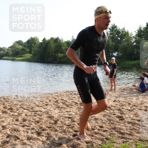 15.06.2025 - 27. Vierlanden-Triathlon Lena Gebhardt http://msf.ph/oto/8046705 15.06.2025 08:43:35 Schwimmen 32, 65, 74 meine-sportfotos.de
