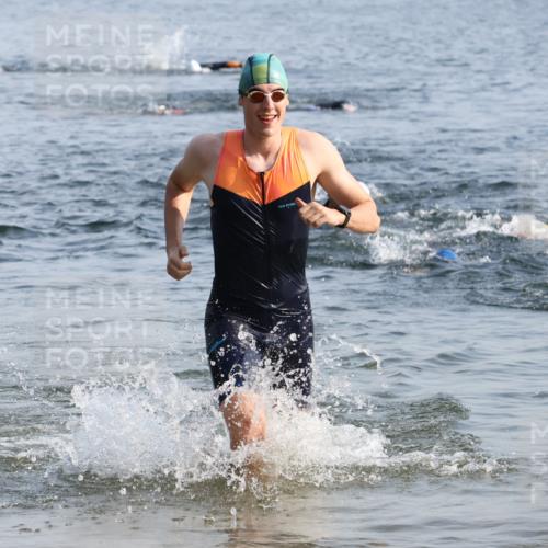 15.06.2025 - 27. Vierlanden-Triathlon Lena Gebhardt http://msf.ph/oto/8046708 15.06.2025 08:43:37 Schwimmen 32, 65, 74 meine-sportfotos.de