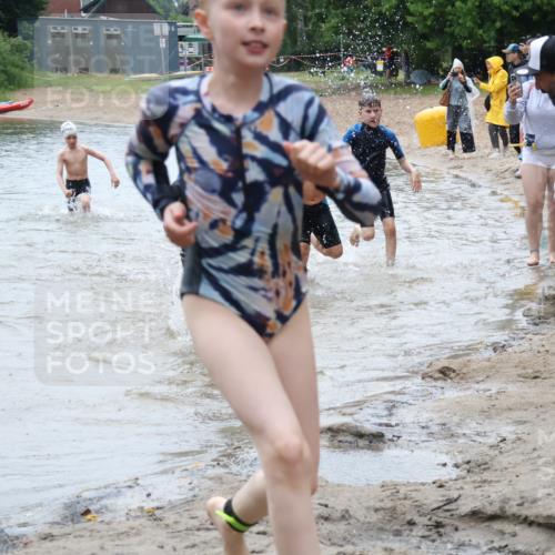 21.06.2025 - 27. Vierlanden-Triathlon Lena Gebhardt http://msf.ph/oto/8046710 15.06.2025 15:01:46 Schwimmen  meine-sportfotos.de
