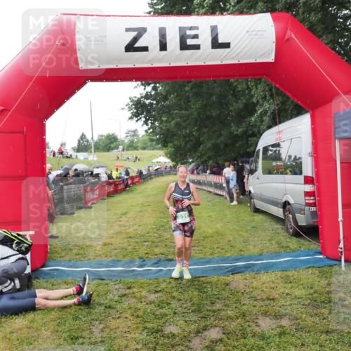 21.06.2025 - 27. Vierlanden-Triathlon MichiJ http://msf.ph/oto/8046711 15.06.2026 14:05:39 Ziel 931 meine-sportfotos.de