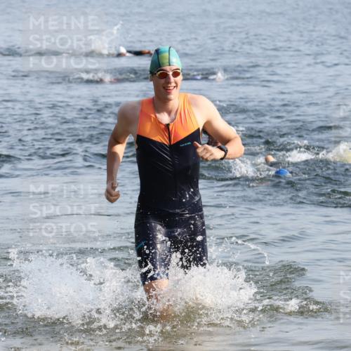 15.06.2025 - 27. Vierlanden-Triathlon Lena Gebhardt http://msf.ph/oto/8046712 15.06.2025 08:43:37 Schwimmen 32, 65, 74 meine-sportfotos.de