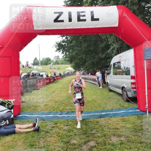 21.06.2025 - 27. Vierlanden-Triathlon MichiJ http://msf.ph/oto/8046716 15.06.2026 14:05:39 Ziel 931 meine-sportfotos.de