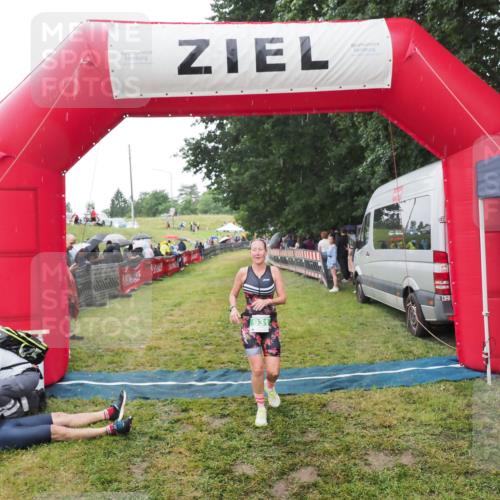 21.06.2025 - 27. Vierlanden-Triathlon MichiJ http://msf.ph/oto/8046718 15.06.2026 14:05:40 Ziel 931 meine-sportfotos.de