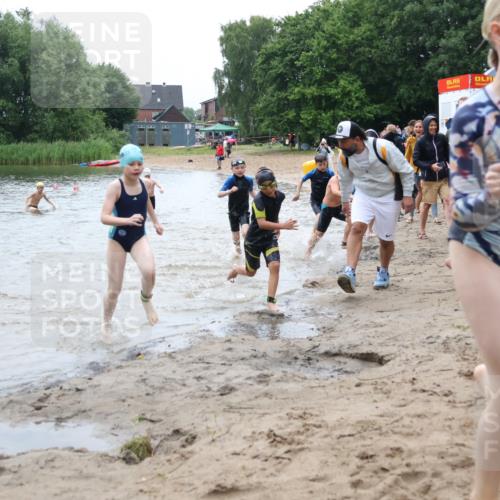 21.06.2025 - 27. Vierlanden-Triathlon Lena Gebhardt http://msf.ph/oto/8046725 15.06.2025 15:01:47 Schwimmen  meine-sportfotos.de