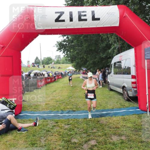 21.06.2025 - 27. Vierlanden-Triathlon MichiJ http://msf.ph/oto/8046735 15.06.2026 14:06:07 Ziel 209, 229 meine-sportfotos.de