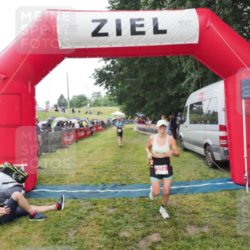 21.06.2025 - 27. Vierlanden-Triathlon MichiJ http://msf.ph/oto/8046741 15.06.2026 14:06:07 Ziel 209, 229 meine-sportfotos.de