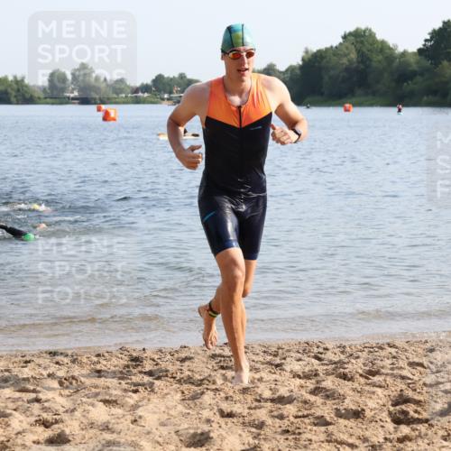 15.06.2025 - 27. Vierlanden-Triathlon Lena Gebhardt http://msf.ph/oto/8046742 15.06.2025 08:43:40 Schwimmen 32, 65, 74, 113 meine-sportfotos.de