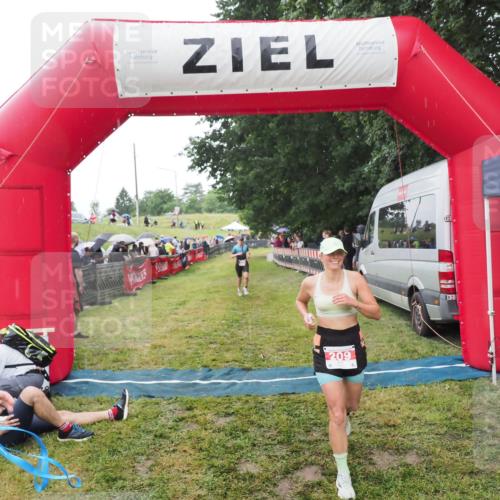 21.06.2025 - 27. Vierlanden-Triathlon MichiJ http://msf.ph/oto/8046745 15.06.2026 14:06:07 Ziel 209, 229 meine-sportfotos.de
