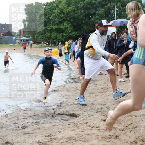 21.06.2025 - 27. Vierlanden-Triathlon Lena Gebhardt http://msf.ph/oto/8046752 15.06.2025 15:01:49 Schwimmen  meine-sportfotos.de