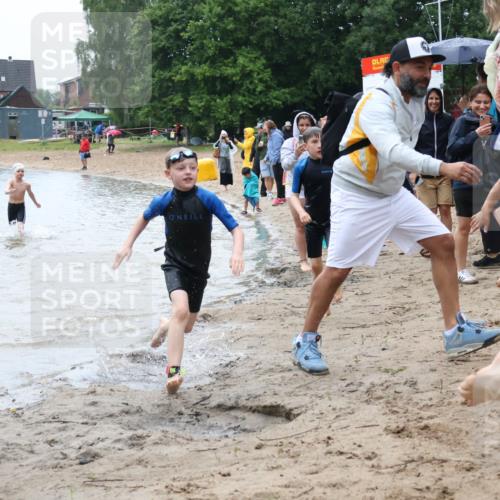 21.06.2025 - 27. Vierlanden-Triathlon Lena Gebhardt http://msf.ph/oto/8046756 15.06.2025 15:01:49 Schwimmen  meine-sportfotos.de