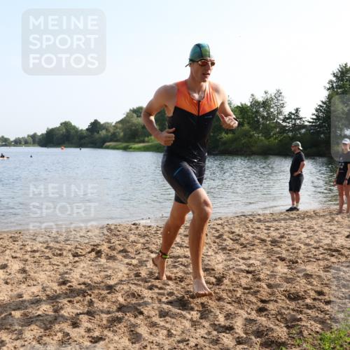 15.06.2025 - 27. Vierlanden-Triathlon Lena Gebhardt http://msf.ph/oto/8046762 15.06.2025 08:43:41 Schwimmen 32, 65, 74, 113 meine-sportfotos.de