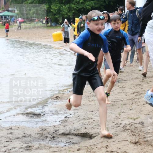21.06.2025 - 27. Vierlanden-Triathlon Lena Gebhardt http://msf.ph/oto/8046763 15.06.2025 15:01:49 Schwimmen  meine-sportfotos.de