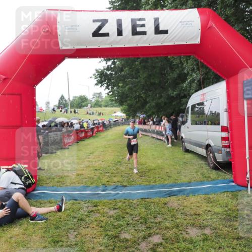 21.06.2025 - 27. Vierlanden-Triathlon MichiJ http://msf.ph/oto/8046766 15.06.2026 14:06:09 Ziel 209, 229 meine-sportfotos.de
