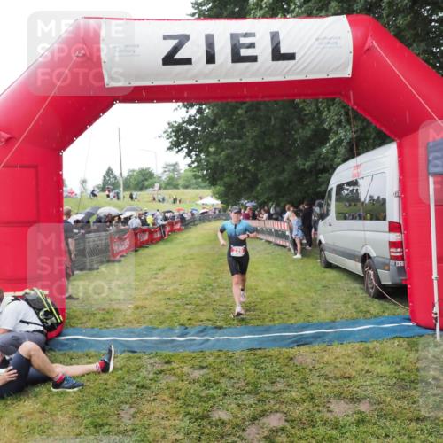 21.06.2025 - 27. Vierlanden-Triathlon MichiJ http://msf.ph/oto/8046770 15.06.2026 14:06:09 Ziel 209, 229 meine-sportfotos.de