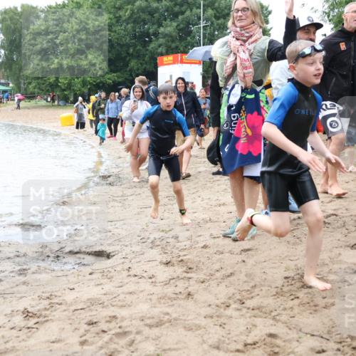 21.06.2025 - 27. Vierlanden-Triathlon Lena Gebhardt http://msf.ph/oto/8046775 15.06.2025 15:01:50 Schwimmen  meine-sportfotos.de