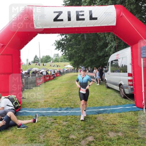 21.06.2025 - 27. Vierlanden-Triathlon MichiJ http://msf.ph/oto/8046778 15.06.2026 14:06:10 Ziel 209, 229 meine-sportfotos.de