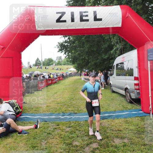 21.06.2025 - 27. Vierlanden-Triathlon MichiJ http://msf.ph/oto/8046784 15.06.2026 14:06:10 Ziel 209, 229 meine-sportfotos.de