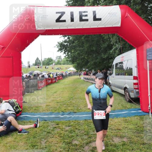 21.06.2025 - 27. Vierlanden-Triathlon MichiJ http://msf.ph/oto/8046789 15.06.2026 14:06:11 Ziel 209, 229 meine-sportfotos.de