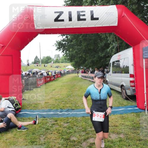 21.06.2025 - 27. Vierlanden-Triathlon MichiJ http://msf.ph/oto/8046791 15.06.2026 14:06:11 Ziel 209, 229 meine-sportfotos.de
