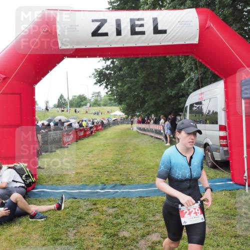 21.06.2025 - 27. Vierlanden-Triathlon MichiJ http://msf.ph/oto/8046797 15.06.2026 14:06:11 Ziel 209, 229 meine-sportfotos.de