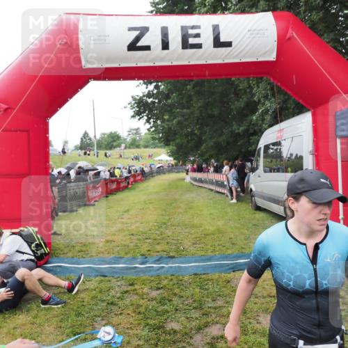 21.06.2025 - 27. Vierlanden-Triathlon MichiJ http://msf.ph/oto/8046802 15.06.2026 14:06:12 Ziel 209, 229 meine-sportfotos.de