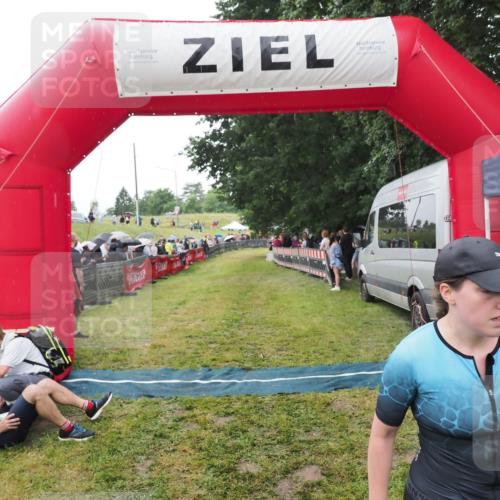 21.06.2025 - 27. Vierlanden-Triathlon MichiJ http://msf.ph/oto/8046804 15.06.2026 14:06:12 Ziel 209, 229 meine-sportfotos.de