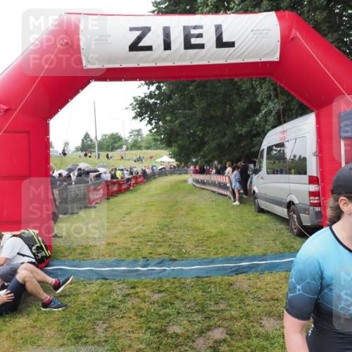21.06.2025 - 27. Vierlanden-Triathlon MichiJ http://msf.ph/oto/8046806 15.06.2026 14:06:12 Ziel 209, 229 meine-sportfotos.de