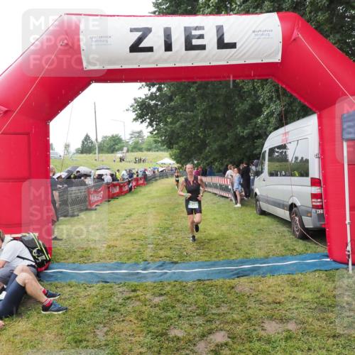 21.06.2025 - 27. Vierlanden-Triathlon MichiJ http://msf.ph/oto/8046810 15.06.2026 14:06:27 Ziel 926 meine-sportfotos.de