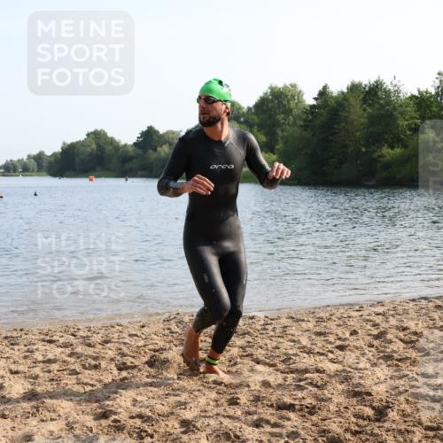 15.06.2025 - 27. Vierlanden-Triathlon Lena Gebhardt http://msf.ph/oto/8046815 15.06.2025 08:43:50 Schwimmen 23, 84, 113, 183 meine-sportfotos.de