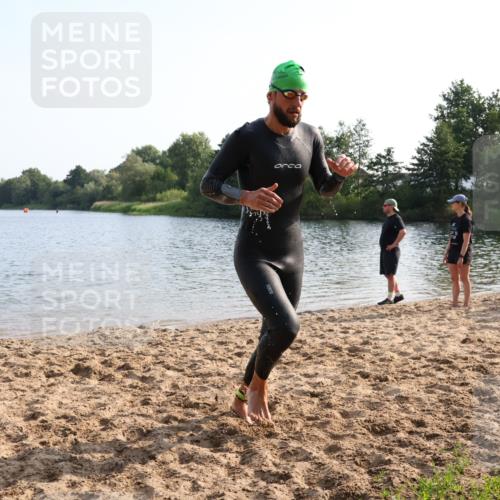 15.06.2025 - 27. Vierlanden-Triathlon Lena Gebhardt http://msf.ph/oto/8046818 15.06.2025 08:43:51 Schwimmen 23, 84, 113, 183 meine-sportfotos.de
