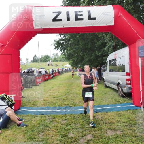 21.06.2025 - 27. Vierlanden-Triathlon MichiJ http://msf.ph/oto/8046821 15.06.2026 14:06:28 Ziel 926 meine-sportfotos.de