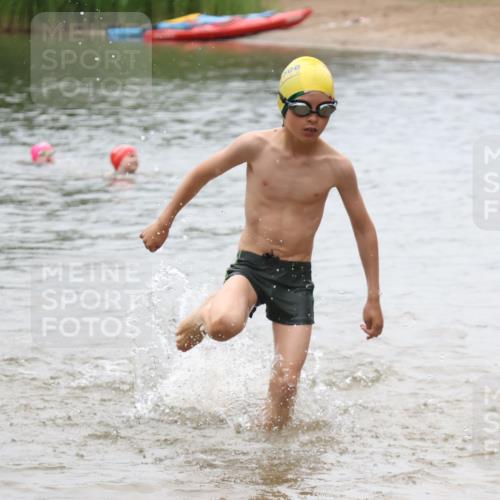 21.06.2025 - 27. Vierlanden-Triathlon Lena Gebhardt http://msf.ph/oto/8046831 15.06.2025 15:01:55 Schwimmen  meine-sportfotos.de