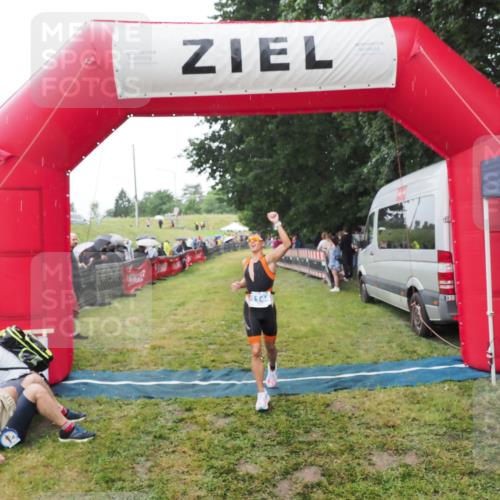 21.06.2025 - 27. Vierlanden-Triathlon MichiJ http://msf.ph/oto/8046834 15.06.2026 14:06:33 Ziel 926, 1144 meine-sportfotos.de