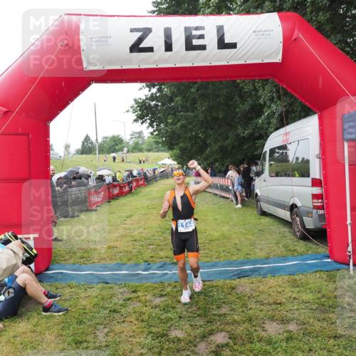21.06.2025 - 27. Vierlanden-Triathlon MichiJ http://msf.ph/oto/8046839 15.06.2026 14:06:33 Ziel 926, 1144 meine-sportfotos.de