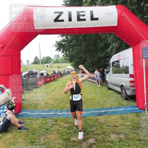 21.06.2025 - 27. Vierlanden-Triathlon MichiJ http://msf.ph/oto/8046843 15.06.2026 14:06:34 Ziel 926, 1144 meine-sportfotos.de