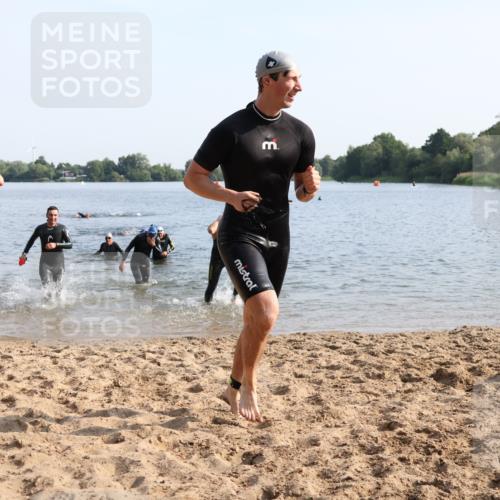 15.06.2025 - 27. Vierlanden-Triathlon Lena Gebhardt http://msf.ph/oto/8046849 15.06.2025 08:43:54 Schwimmen 23, 84, 97, 113, 153, 183 meine-sportfotos.de