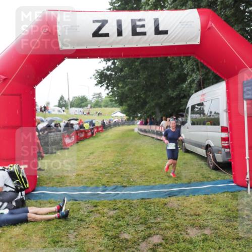 21.06.2025 - 27. Vierlanden-Triathlon MichiJ http://msf.ph/oto/8046854 15.06.2026 14:07:02 Ziel 900 meine-sportfotos.de