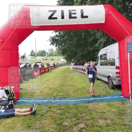 21.06.2025 - 27. Vierlanden-Triathlon MichiJ http://msf.ph/oto/8046856 15.06.2026 14:07:02 Ziel 900 meine-sportfotos.de