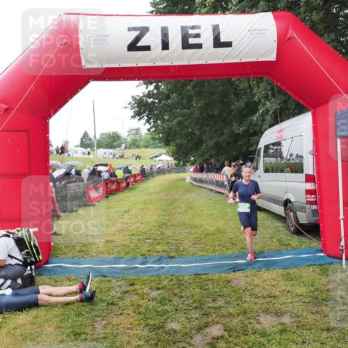 21.06.2025 - 27. Vierlanden-Triathlon MichiJ http://msf.ph/oto/8046858 15.06.2026 14:07:02 Ziel 900 meine-sportfotos.de