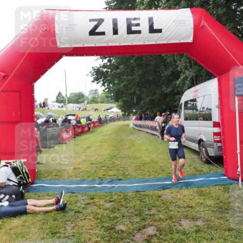 21.06.2025 - 27. Vierlanden-Triathlon MichiJ http://msf.ph/oto/8046860 15.06.2026 14:07:02 Ziel 900 meine-sportfotos.de