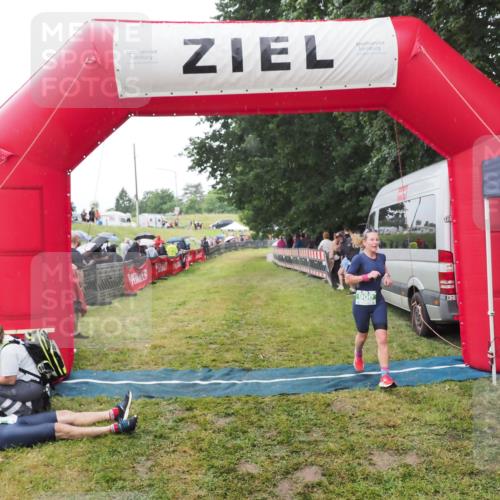 21.06.2025 - 27. Vierlanden-Triathlon MichiJ http://msf.ph/oto/8046863 15.06.2026 14:07:02 Ziel 900 meine-sportfotos.de