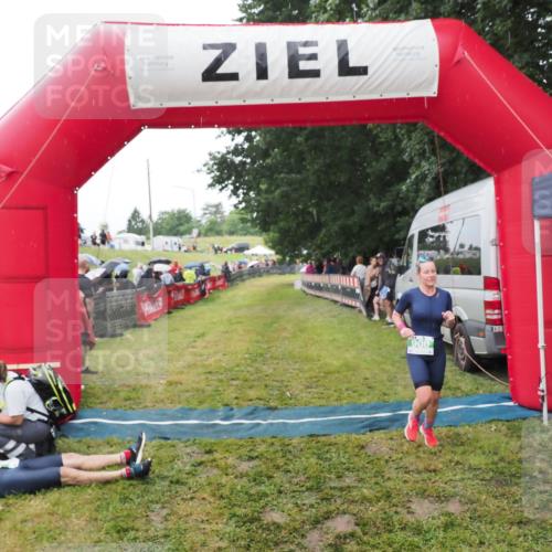 21.06.2025 - 27. Vierlanden-Triathlon MichiJ http://msf.ph/oto/8046867 15.06.2026 14:07:02 Ziel 900 meine-sportfotos.de